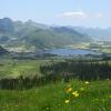 Der Walchsee liegt inmitten einer traumhaften Bergkulisse. Das Bild entstand vom Zahmen Kaiser aus.