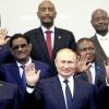 Der russische Präsident Wladimir Putin (1. Reihe, M) steht mit den Führern afrikanischer Länder für ein Gruppenfoto im Rahmen des ersten Russland-Afrika-Gipfels zusammen.