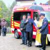 Monsignore Heinrich Weiß segnete am Sonntag das neue Mehrzweckfahrzeug der Uttinger Feuerwehr, den von Bürgermeister Josef Lutzenberger überreichten Fahrzeugschlüssel gab Kommandant Andreas Streicher (Zweiter von links) an Zugführer Florian Hoffmann weiter. Foto: Gerald Modlinger