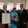 Anerkennung für 36 Jahre im Dienst seiner Gemeinde: Ernst Gebert (links), mit Ehefrau Juliane und Rennertshofens Bürgermeister Georg Hirschbeck, wurde offiziell zum Altbürgermeister ernannt. 	