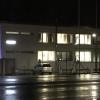 Nach dem Stromausfall in Günzburg: In der Polizeiinspektion brennen dank eines Notstromaggregats noch die Lichter, während es drum herum dunkel war. 	