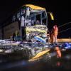 Ein voll besetzter Reisebus war in der Nacht zum Samstag auf einen Lastwagen aufgefahren, dabei wurden der Fahrer und sein Beifahrer schwer verletzt.
