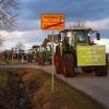Dutzende Schlepper beteiligen sich am Korso rund um eine Protestveranstaltung der Bauern in Alerheim.