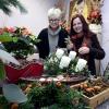 Karin Wolff-Wünsch (links) und Alexandra Fleschutz binden weihnachtliche Kränze in der Kreativblume in Steppach. Uns zeigen sie, wie aus günstigen Naturmaterialien Deko wird. 