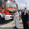 Pfarrer Thomas Pendanam und Pfarrerin Lisa Kelting segneten das Katastrophenschutzfahrzeug des Landkreises. Landrat Peter von der Grün (Mitte) nahm an der Zeremonie teil. 