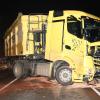 Ein Auto und ein Lastwagen stießen am Dienstag auf der B300 nahe Aichach-Untergriesbach frontal zusammen. Der Autofahrer wurde schwerst verletzt. 