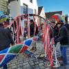 Bei strahlendem Wetter feierten die Schlorper auf dem Marktplatz in Krumbach Winterfest und stellten ihren Narrenbaum auf.