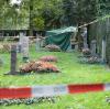 Mitarbeiter der Spurensicherung untersuchten am 10.09.2015 auf einem Friedhof in Stuttgart einen Tatort, an dem eine Leiche gefunden wurde. Jetzt endete der Prozess zur Tat.