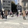 Am Samstagnachmittag demonstrierte eine kleine Gruppe auf dem Rathausplatz gegen die Ausgangsbeschränkungen.