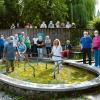 Zum Treffen am Lauinger Kneippbecken kamen im August des vergangenen Jahres zahlreiche Bürger, die sich für den Erhalt der Anlage aussprachen. Das Becken soll abgebaut werden und einem Bachwasserspiel mit Donauterrasse weichen. Die neue Wassertretanlage im Luitpoldhain (rechts) sei für Kneippianer nicht geeignet. Derzeit wird ein neuer Standort gesucht, bestätigt Kneippvereinsvorsitzender Gerhard Winkler (linkes Bild, links) – einer davon ist im Unteren Brunnental (Mitte). Cornelia Manßhardt (linkes Bild, rechts) befürchtet allerdings, dass das Kneippbecken für immer verschwindet.  	