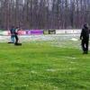 Den Weg zur eigenen Niederlage freigeschaufelt haben sich die Kicker des TSV Meitingen. Am Samstag befreiten sie den Platz in den Lechauen vom Schnee, so dass die Partie gegen den SV Ettenbeuren stattfinden konnte. Foto: TSV Meitingen