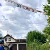 In Billenhausen hatten eine junge Frau und zwei junge Männer vom Augsburger Klimacamp ein Banner an einem Baukran angebracht. Damit wollten sie auf Georg Nüßlein aufmerksam machen.