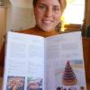 Vanessa Kehrle aus Herrenstetten freut sich über die Veröffentlichung ihrer „Punschschnecken“ im Zuckergussheft. Das Rezept findet man im Heft auf Seite 62. Im Foto sieht man es links im Bild. 