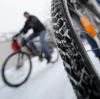 Dieser Radler will mit Spikereifen der rutschigen Schneedecke trotzen. 