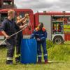 In Megesheim fand am Wochenende ein großes Zeltlager der Jugendfeuerwehren statt. Das Bild zeigt das Füllen von Wasserflaschen über einen Feuerwehrschlauch. 