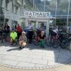 Die Radtouren starten immer am Rathaus in Stadtbergen.