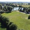 Erhöhter Blick auf das Erholungsgebiet Ludwigshof am See bei Mühlhausen. Rechts und links sind die Dauercampingplätze zu sehen. Rechts im Hintergrund ist der Flughafen zu sehen.