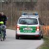 Wie hier in Augsburg fährt die Polizei in ganz Bayern Streife und kontrolliert die Einhaltung der Ausgangsbeschränkung. 