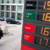 Die Kraftstoffpreise an den Tankstellen waren bei einem ADAC-Test morgens am höchsten und abends am niedrigsten. 