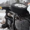 Vier Fahrzeuge waren am Donnerstagmorgen auf der Umgehung in Wertingen in einen Unfall verwickelt. Auch dieser Geländewagen kam von der Fahrbahn ab und blieb auf der Seite liegen.  	