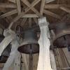 Die geräumige achteckige Glockenstube im Turm der Kirche in Baierfeld mit den drei Stahlgussglocken, die 1921 geweiht wurden.  	