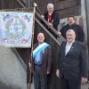 Josef Schmidt, Willi Willam (unten), Fritz Baintner und Josef Wurmser (von oben) an der Stiege zum Turm, in dem die Treffen der Damischen Ritter stattfinden. Diese wiederum bilden den Ursprung der Königlich Bayerischen Josefs Partei. 