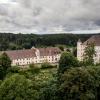 Weil das denkmalgeschützte Hohe Schloss in Bad Grönenbach aus Sicht der Kreisheimatpfleger und der Unteren Denkmalschutzbehörde von besonderer Bedeutung ist, unterstützt der Landkreis die Sanierung bis 2026 jährlich mit 25.000 Euro. 