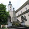 Gegenüber der Pfarrkirche St. Peter und Paul im Pöttmeser Kernort (im Bild) befindet sich der Standort des Asylkreises. An dessen Tür wurde ein Hetzplakat aufgehängt. 