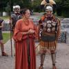Die Experimentalarchäologen Renate Bernhard-Koppenberger und Markus Koppenberger demonstrieren römische Kleidung.