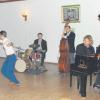 Zweimal Boogie-Woogie: getanzt von Will und Maeva Truntzer (links) und gespielt vom Silvan Zingg Trio im Ettenbeurer Schweimeier-Saal.  