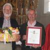 Sie freuen sich mit dem Geehrten: Kirchenpfleger Wilhelm Kotschner, Johann Dippel, Pfarrer Tomasz. 	