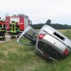 Auto schleudert und landet auf dem Dach