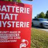 "Batterie statt Hysterie" steht auf einem Plakat an einer Straße in Straßkirchen.