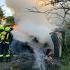 Die Lauinger Feuerwehr hat am Samstag eine brennende Hütte in Lauingen gelöscht. 