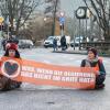 Ähnliche Bilder könnte es am Dienstag auch aus Ulm geben: Klimaaktivisten haben sich im mittelhessischen Marburg auf die Straße gesetzt und dort festgeklebt. 
