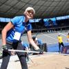 Die ehemalige Weitspringerin Heike Drechsler ist bei der Leichtathletik-EM 2018 in Berlin Kampfrichterin am Rande der Sprunggrube.