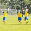 Es ist geschafft: Die Elf des SV Holzkirchen freut sich nach dem überraschend hohen 5:2-Sieg im letzten Spiel in Nördlingen über den Klassenerhalt  