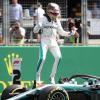 Lewis Hamilton hat sich beim Heim-Rennen in Silverstone die Pole Position gesichert und jubelt auf seinem Rennwagen.