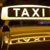 Ein Taxifahrer ist in Augsburg und Gersthofen in der Nacht zum Freitag gleich zwei Mal von denselben Fahrgästen verprügelt worden. 