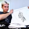 Der 22-jährige Yannick Mößner aus Dinkelscherben gestaltet T-Shirts. Er hat ein eigenes Modelabel gegründet.