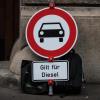 Ein Verkehrsschild "Verbot für Kraftfahrzeuge" mit dem Zusatz "Gilt für Diesel" vor dem Verwaltungsgericht Mainz.
