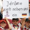 «Jerome zieh neben uns ein». Junge Fans vor dem Spielbeginn in Augsburg mit einem solidarisierenden Plakat.