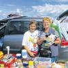 Luise Kraus und Enkelin Selina haben Spaß auf dem Flohmarkt. 