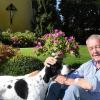 Idylle im Schlosshof: Dr. Peter Marwick mit seinen Hunden Vito und Tessa (verdeckt im Hintergrund). 