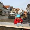 Genossen am Donnerstag die ersten warmen Sonnenstrahlen und freuten sich, dass die Maskenpflicht am Stadtplatz aufgehoben ist: Malva und Anja. 