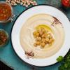 Hummus: Die Paste aus Kichererbsen, Sesampaste,  Knoblauch, Olivenöl und Zitrone stammt ursprünglich aus dem Libanon. 