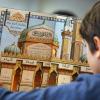 Ein Junge liest während des islamischen Religionsunterrichts in einem Schulbuch.