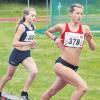 Eva Kraus vom TSV Oettingen (links) lief über die 800 m der B-Schülerinnen eine neue persönliche Bestzeit.  