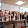 Noch ist es nicht die Bühne, und noch gibt es die Kostüme nicht in der Probe: Besonders viele junge Kinder sind im Chor für das Ulrichsmusical dabei. Die Proben haben begonnen.