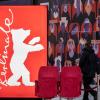 Eine Frau geht am Logo der Filmfestspiele Berlinale vorbei.